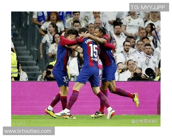 国旗下的足球巨星们展现激情与荣耀的精彩瞬间 国旗下的足球巨星们展现激情与荣耀的精彩瞬间